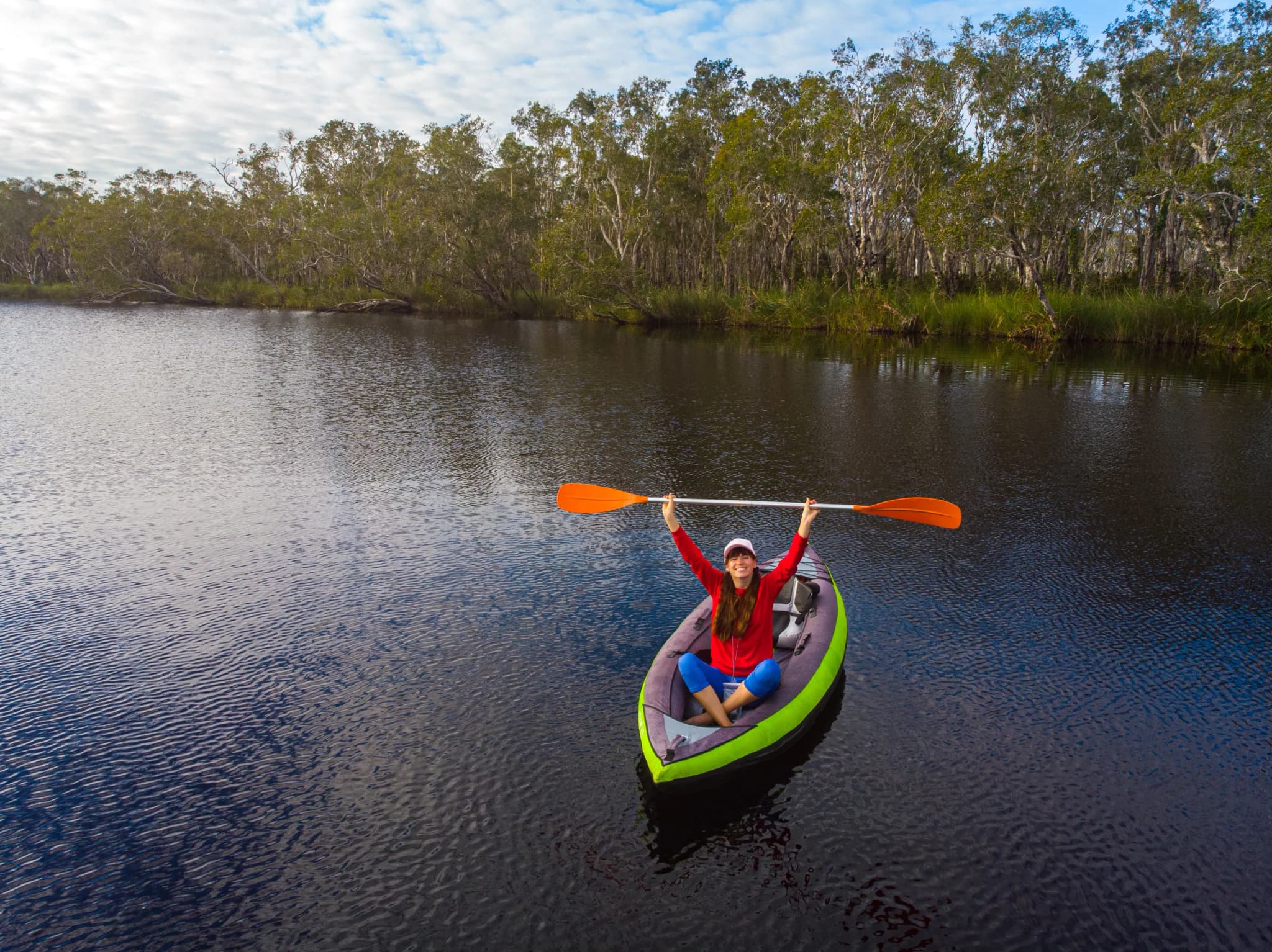 Person im Kajak auf den Noosa everglades