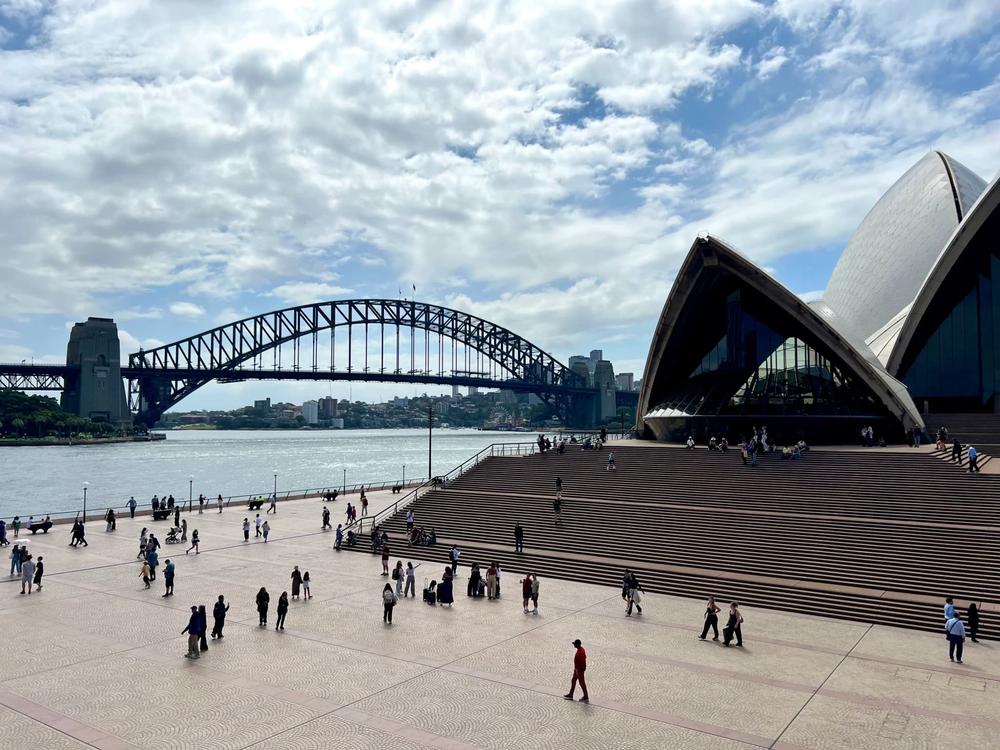 Sydney Opera House und Sydney Harbour Bridge – Wahrzeichen Sydneys und beliebter Stopp auf einer Camperreise durch Australien.