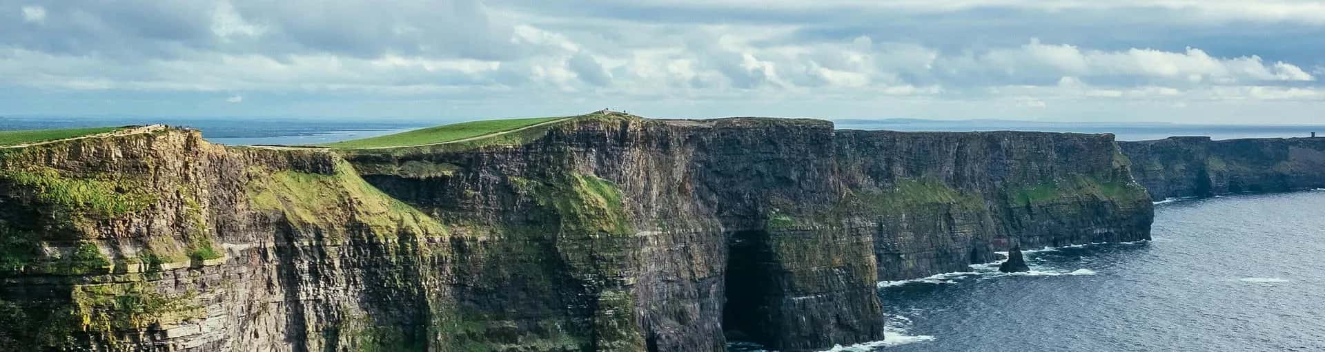 Blick auf die Küstenlinien in Irland vom Wohnmobil