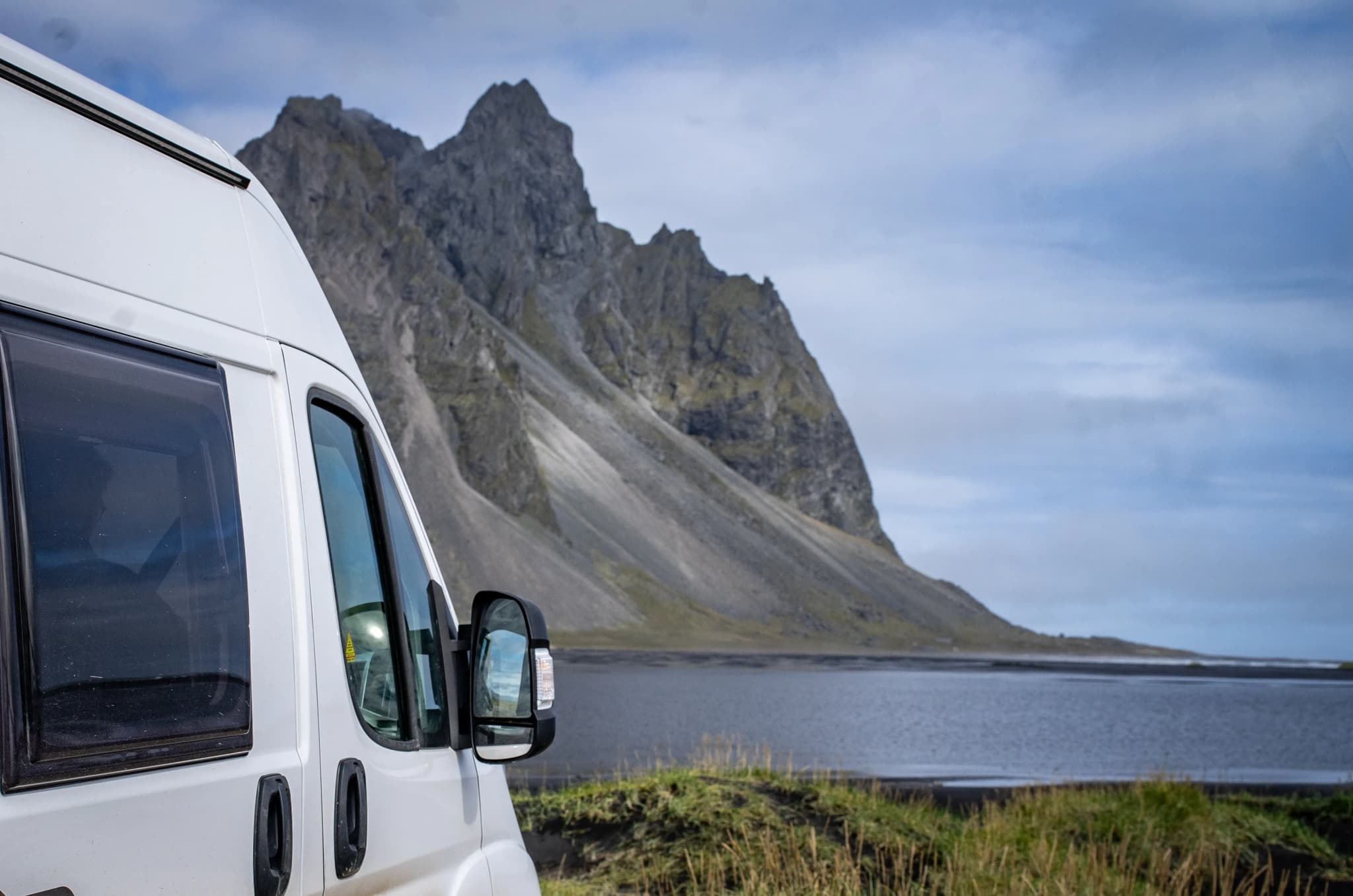Ein Mietcamper in Island am Wasser