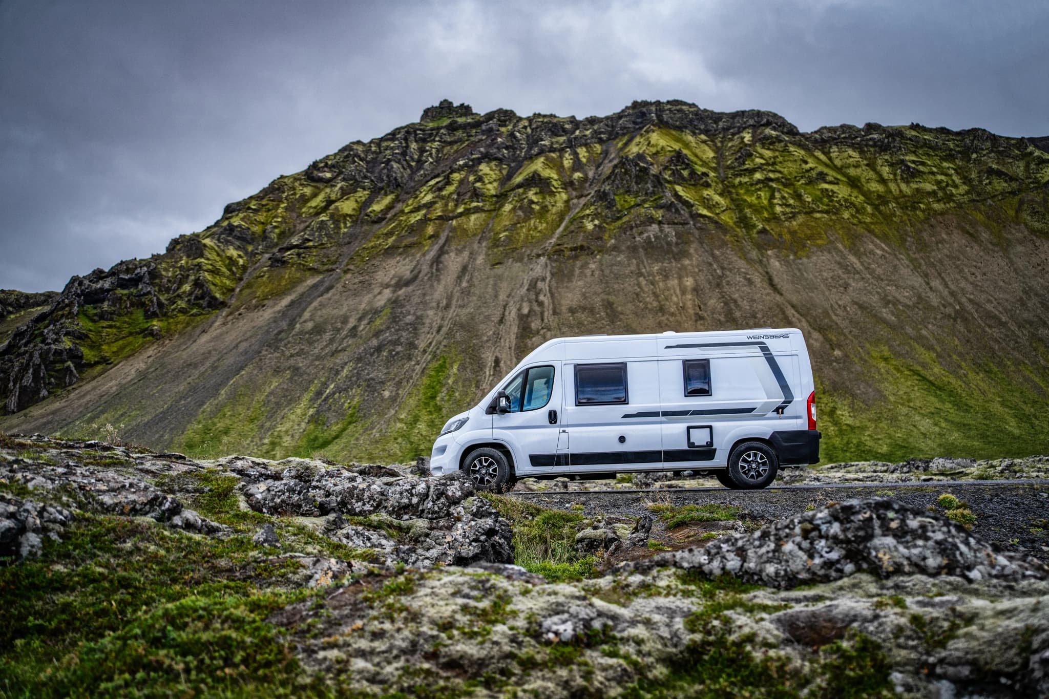 Camper steht vor Berg