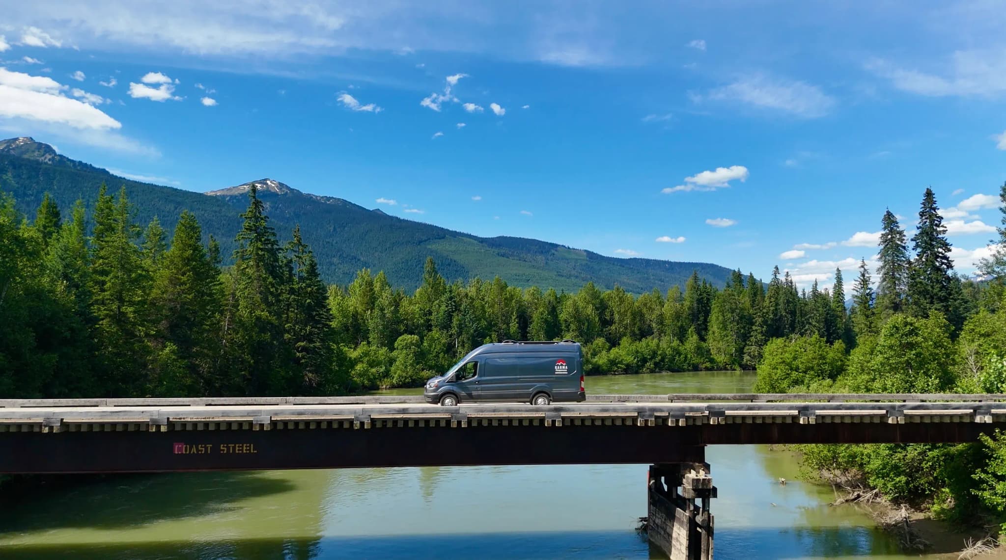 Camper fährt über eine Brücke in Kanada
