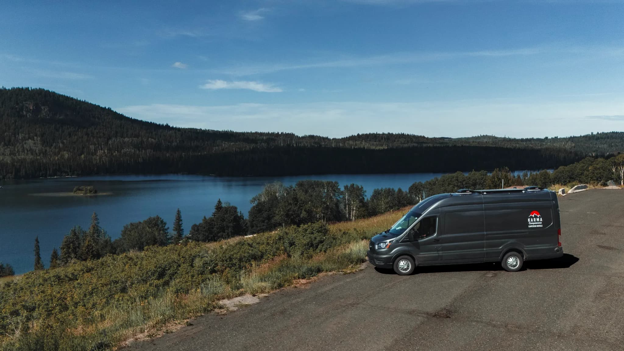 Ein Wohnmobil fährt durch unterschiedliche Landschaften in Kanada.