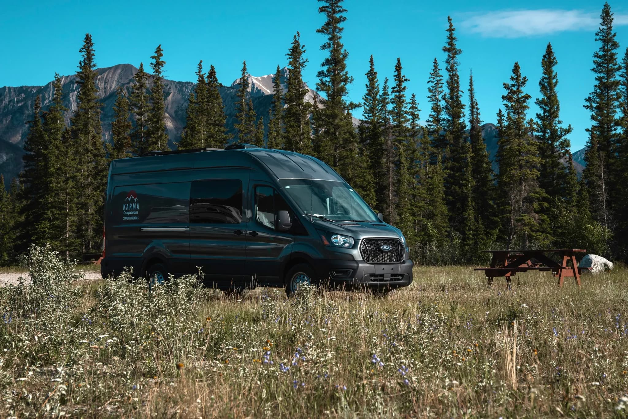 Mietcamper in Kanada vor den Rocky Mountains
