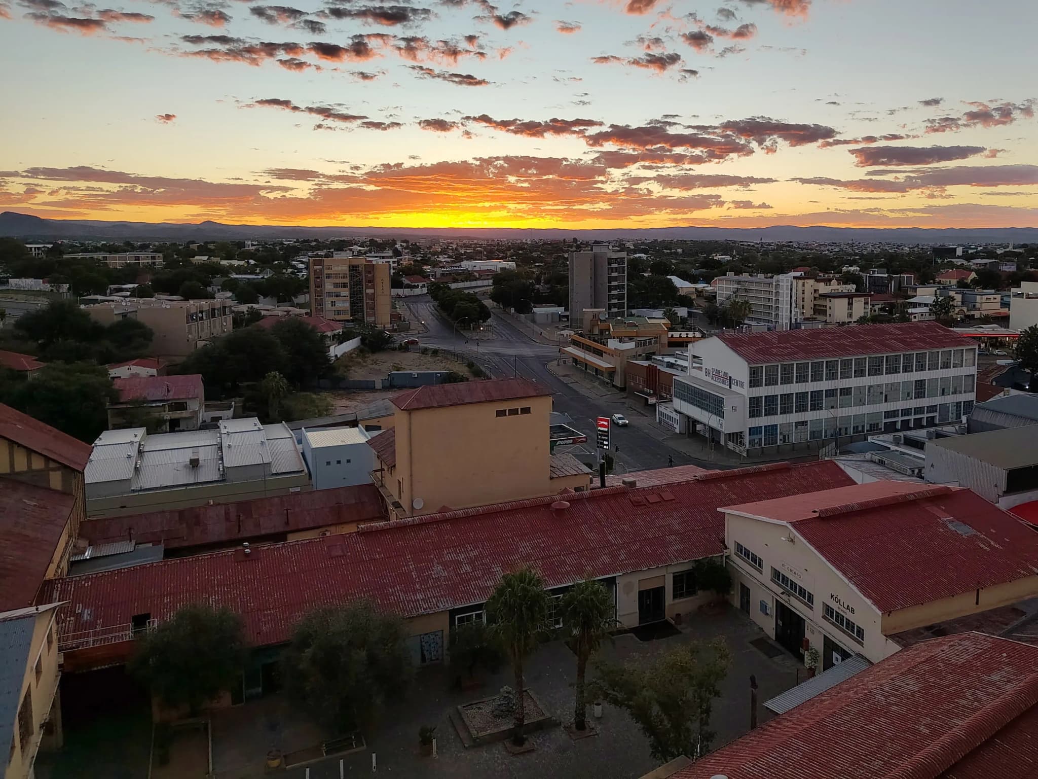 Windhoek im März bei Sonnenuntergang