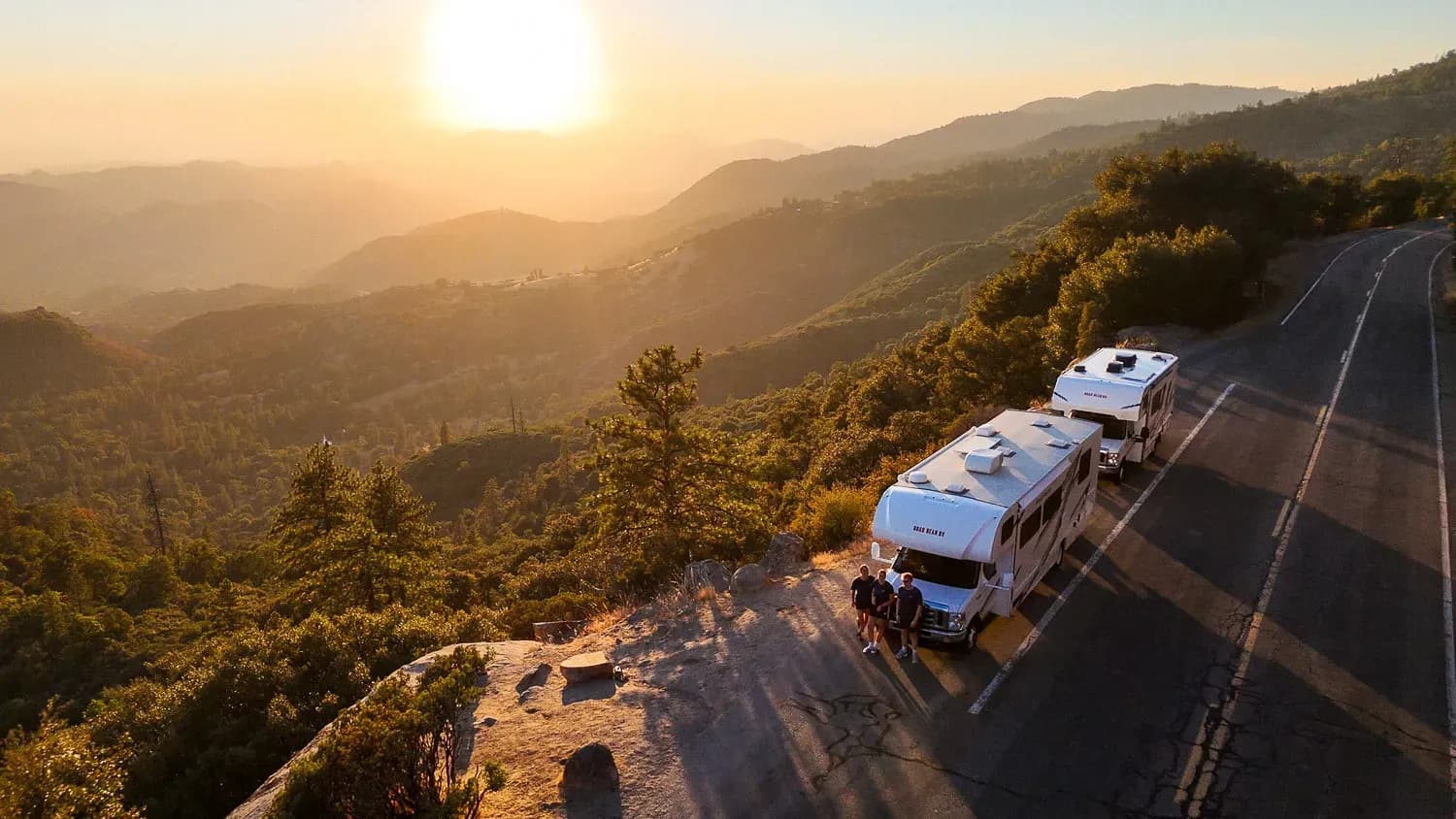 Zwei Camper stehen am Straßenrand im Sequoia Nationalpark in Sonnenuntergangsstimmung