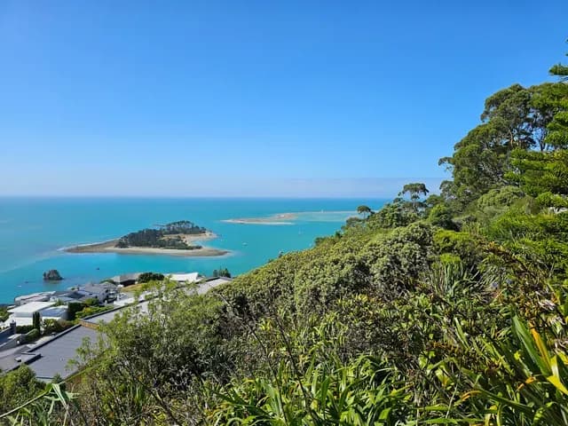Der Princes Drive Lookout bietet einen atemberaubenden Panoramablick auf Tasman Bay und die umliegende Landschaft