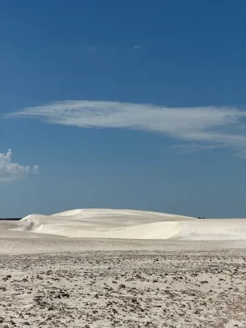 Weiße Sanddünen der Lancelin Dunes unter blauem Himmel in Western Australia