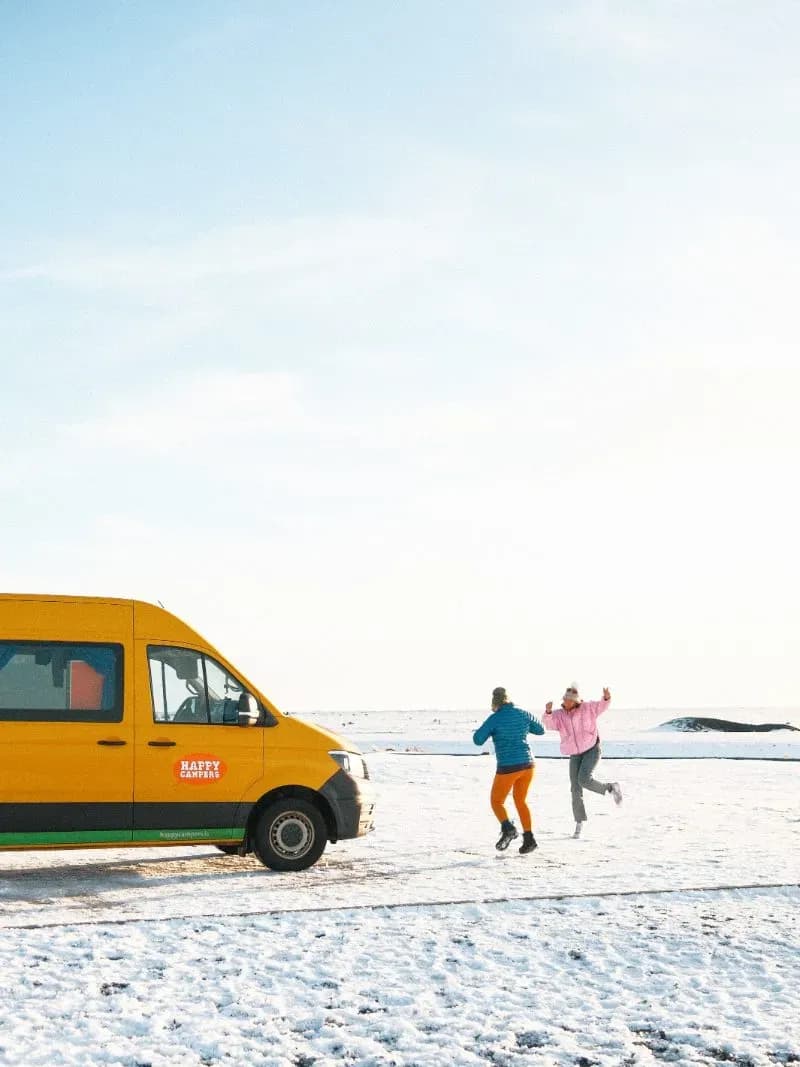 Erlebe den Winter in Island hautnah mit dem Happy 3 von Happy Campers Island