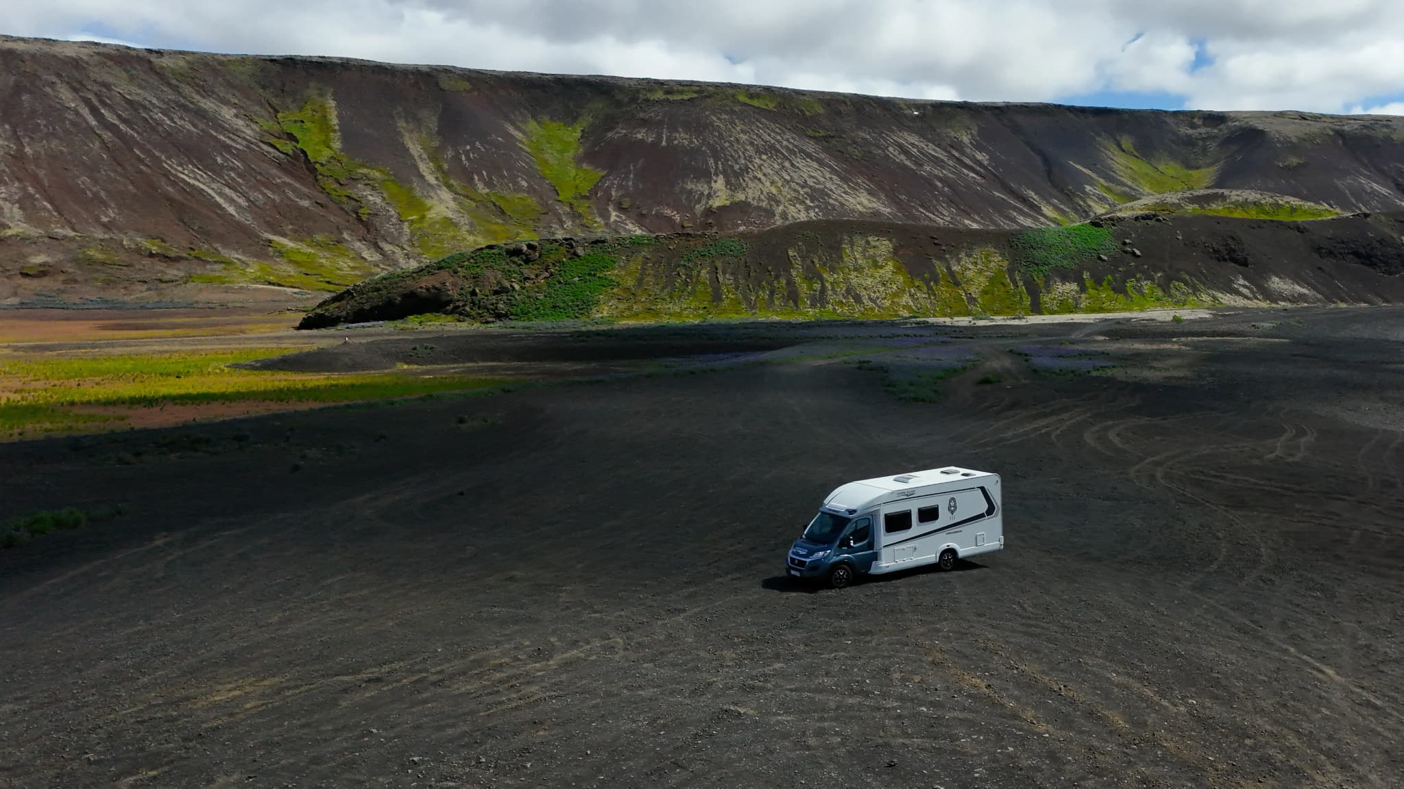 Den MH4 SIF von Camper Iceland für 4 Personen in Island günstig mieten über CamperOase.