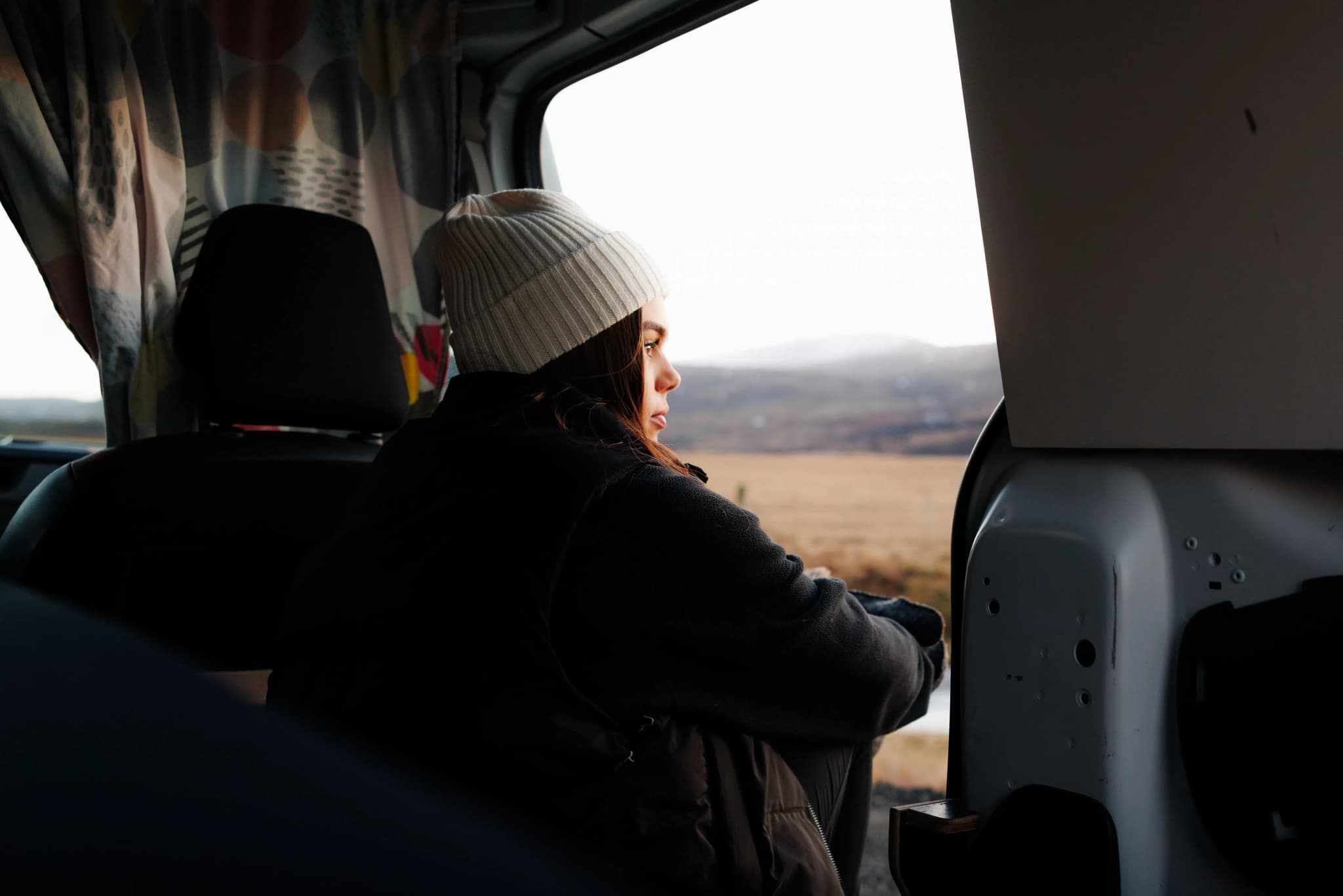 Go Campers Go Smart mit Blick auf die isländische Landschaft