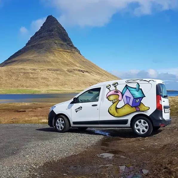 Kuku Campers A Campervan mit Graffiti-Design vor dem Berg Kirkjufell
