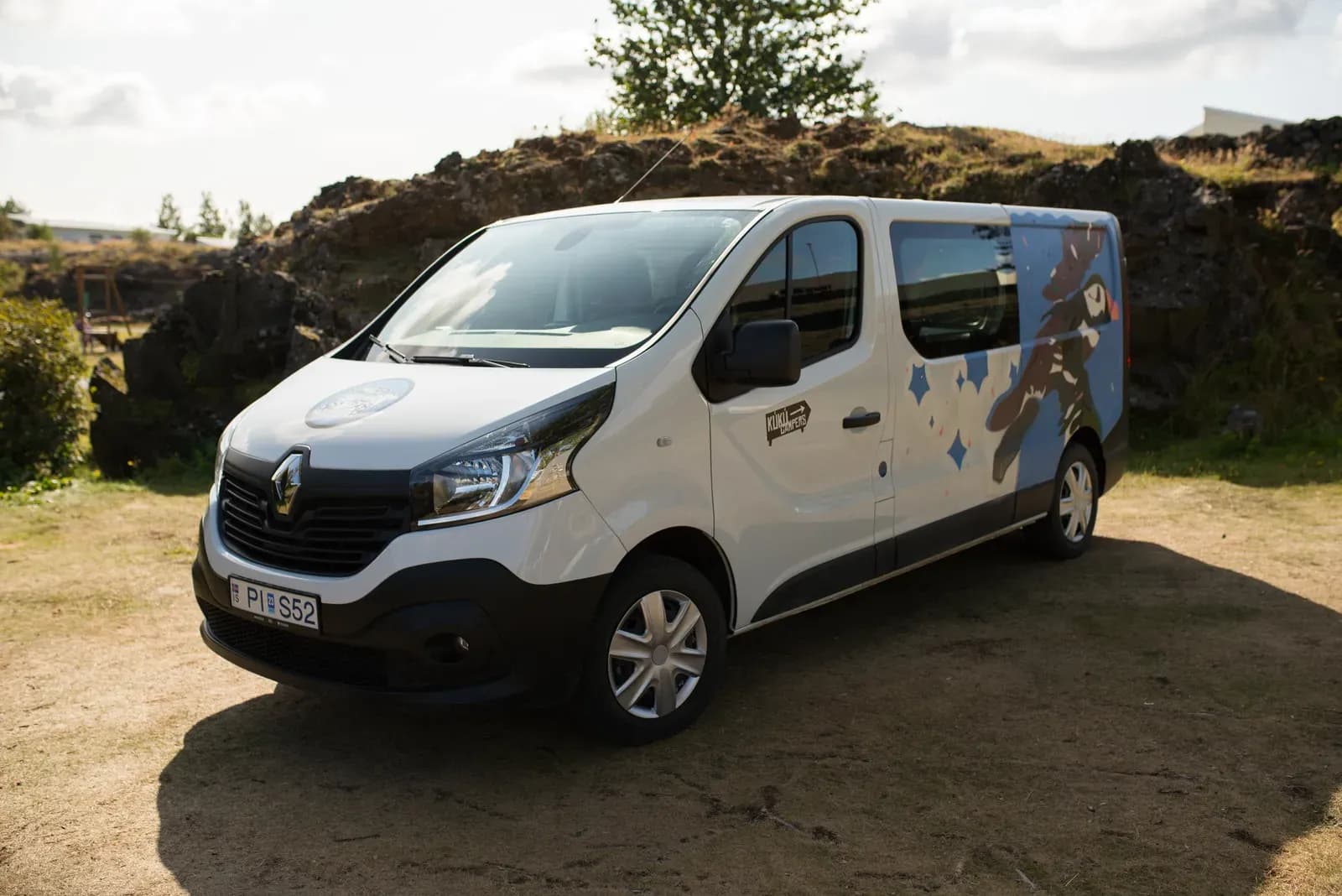 Kuku Campers B Campervan auf einem Stellplatz, Außenansicht von vorne