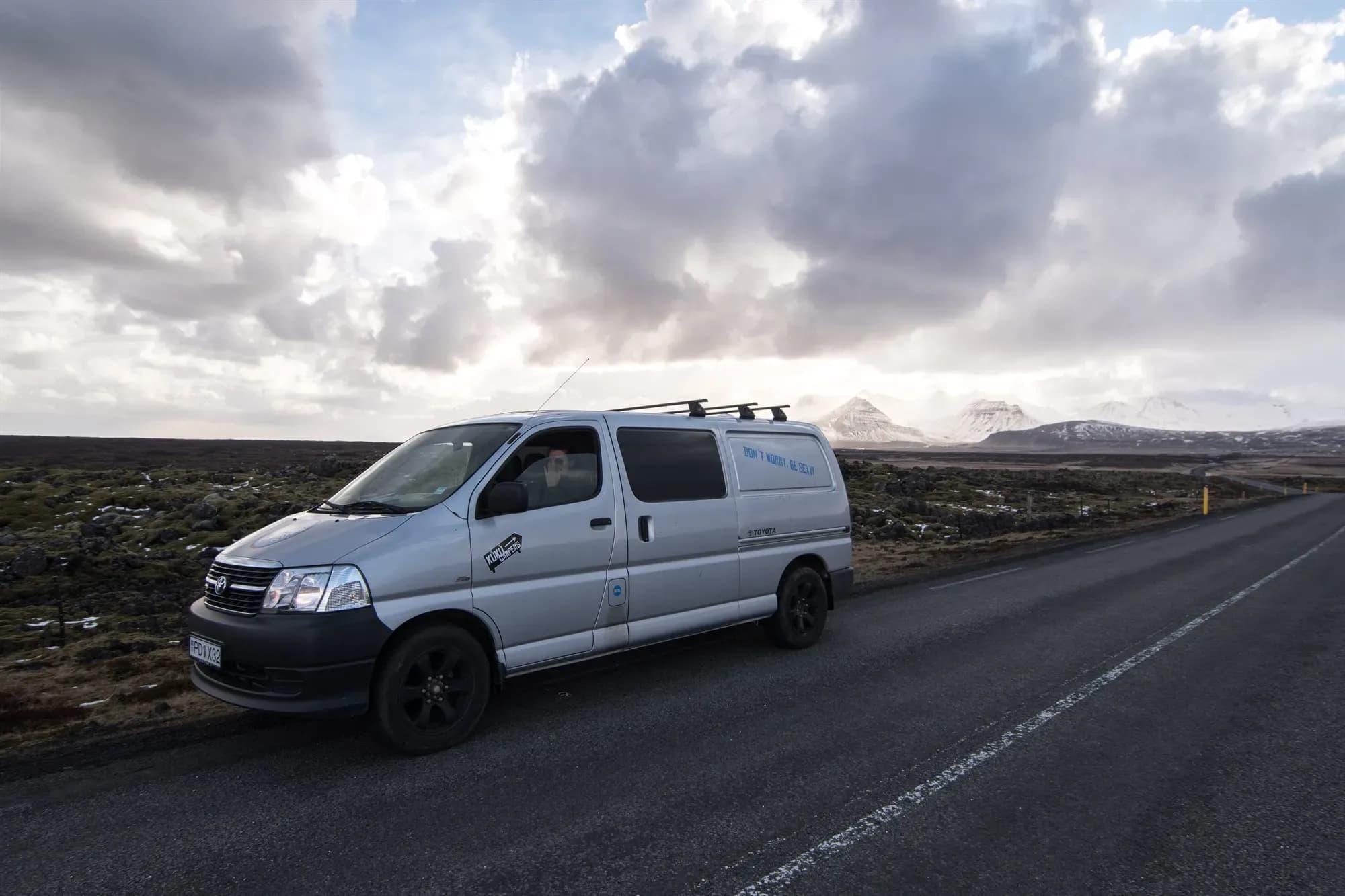 Kuku Campers E Campervan an einer Landstraße unter dramatischen Wolken