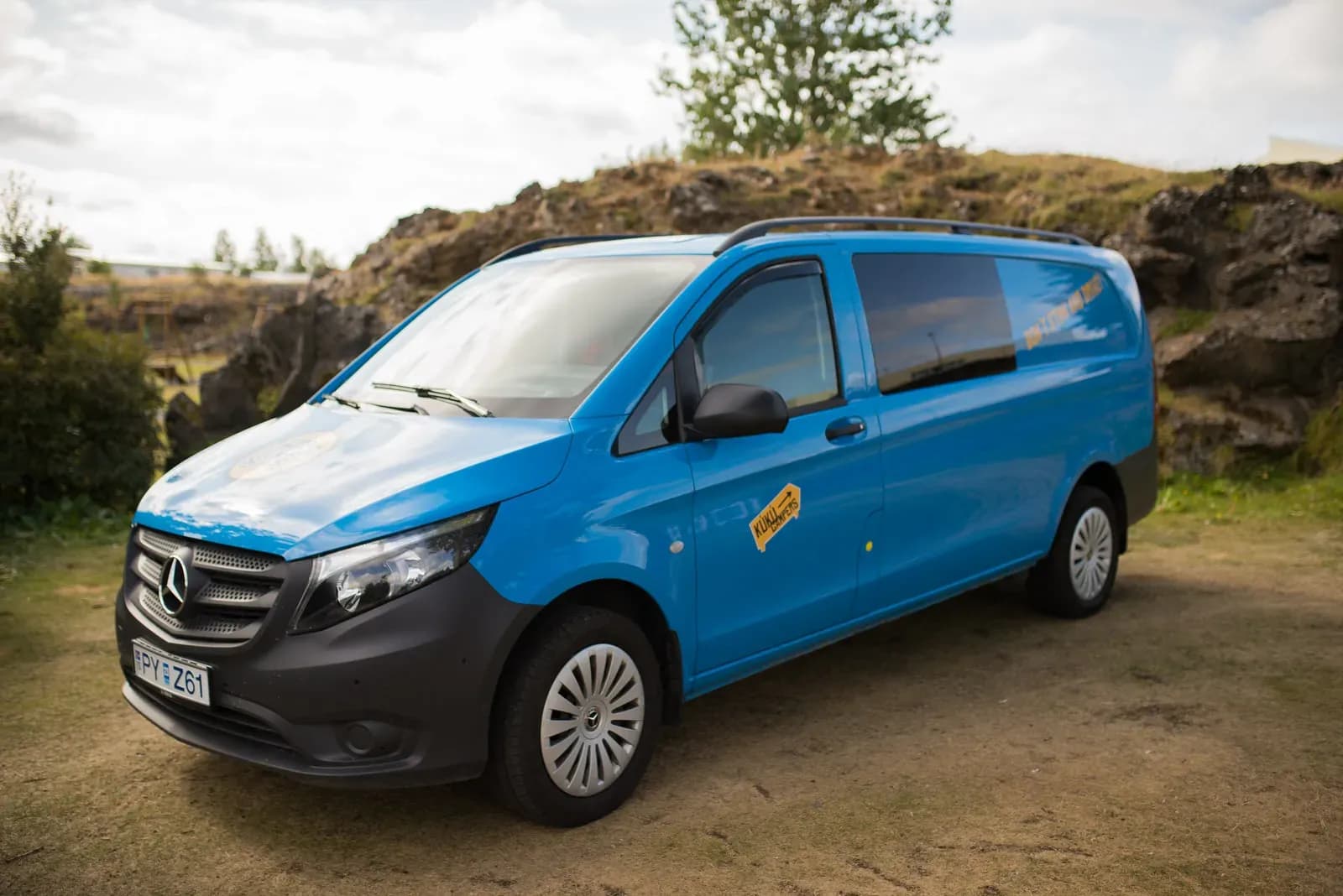 Blauer Kuku Campers EA Campervan, Ansicht schräg von vorne