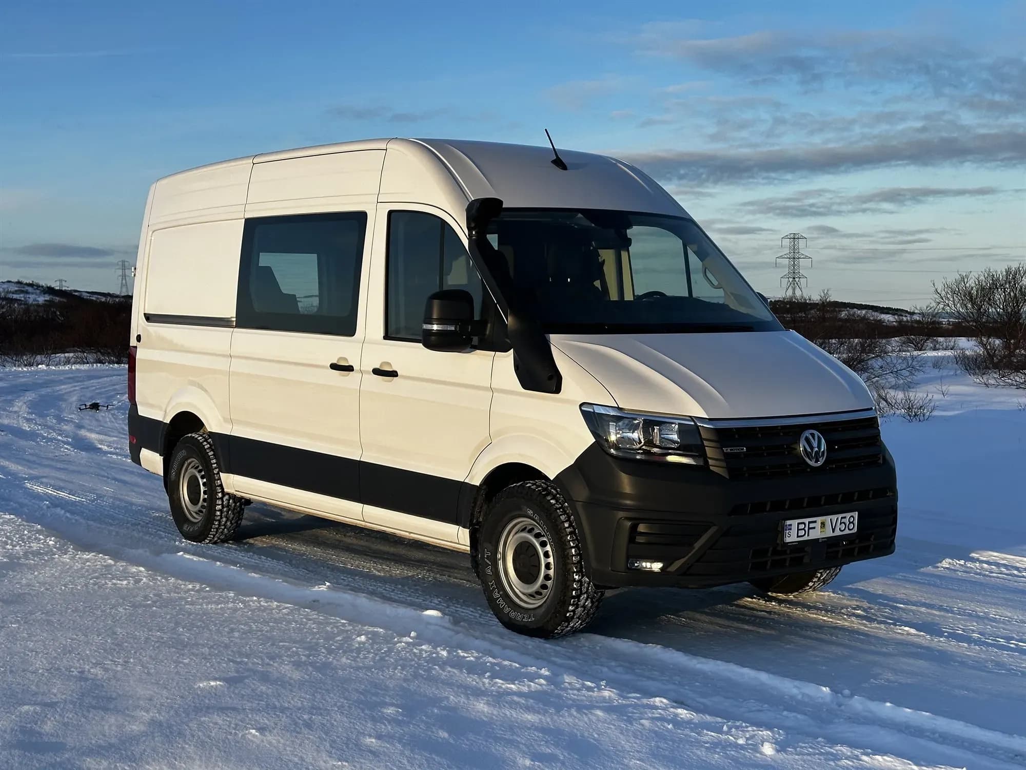 Kuku Campers F Camper im Schnee, Ansicht schräg von vorne