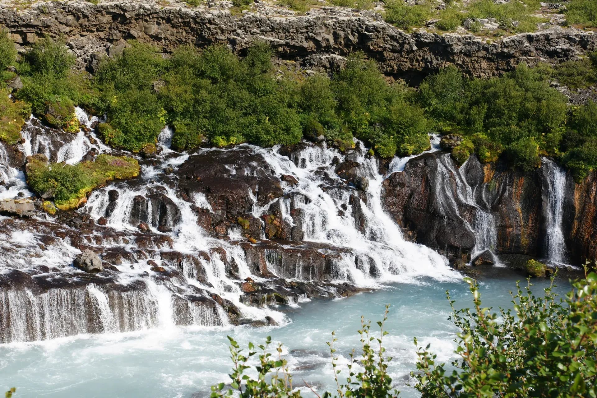 Der Hraunfossar, auch bekannt als Lava-Wasserfall
