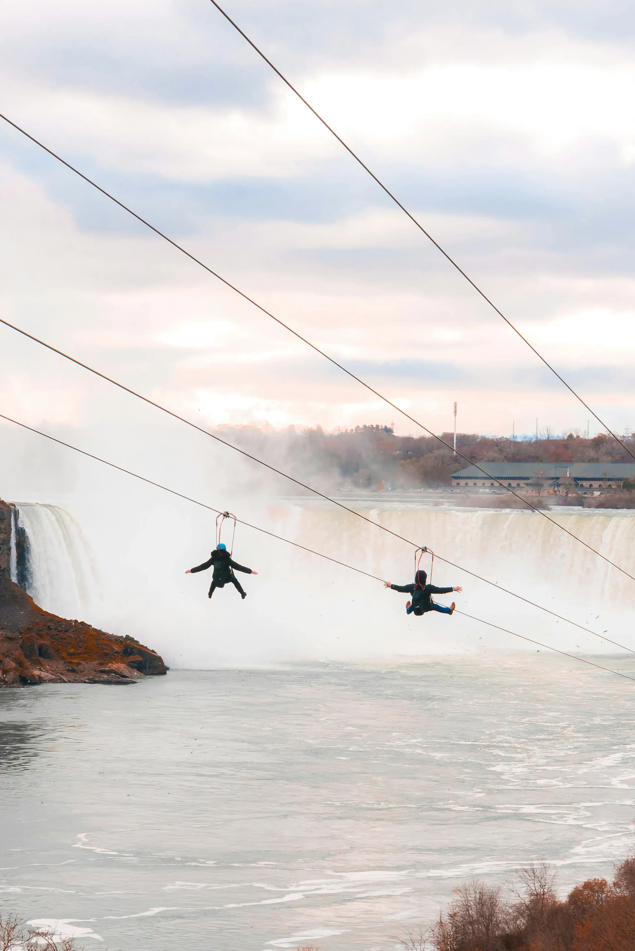 Zipline vor Wasserfall
