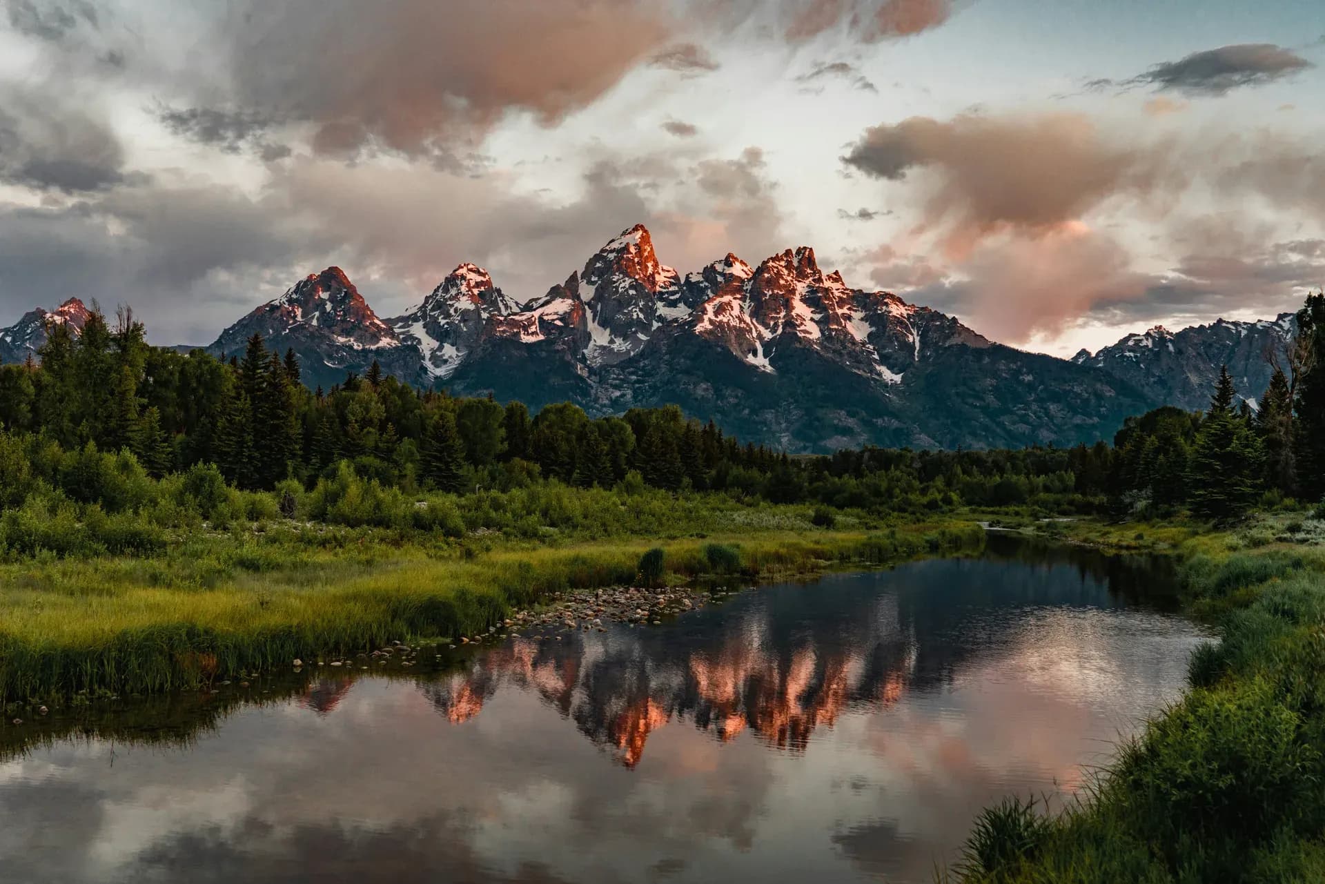Bergkette im Grand Teton Nationalpark spiegelt sich auf einem kleinen See