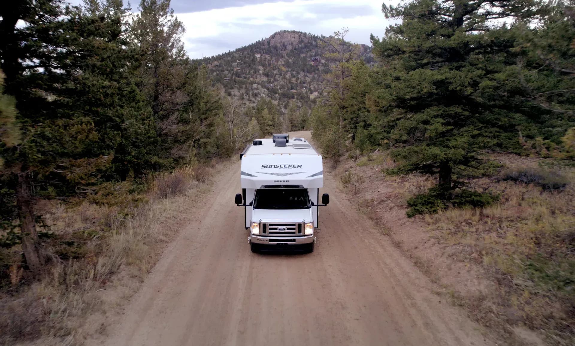 Wohnmobil in den USA auf Feldweg