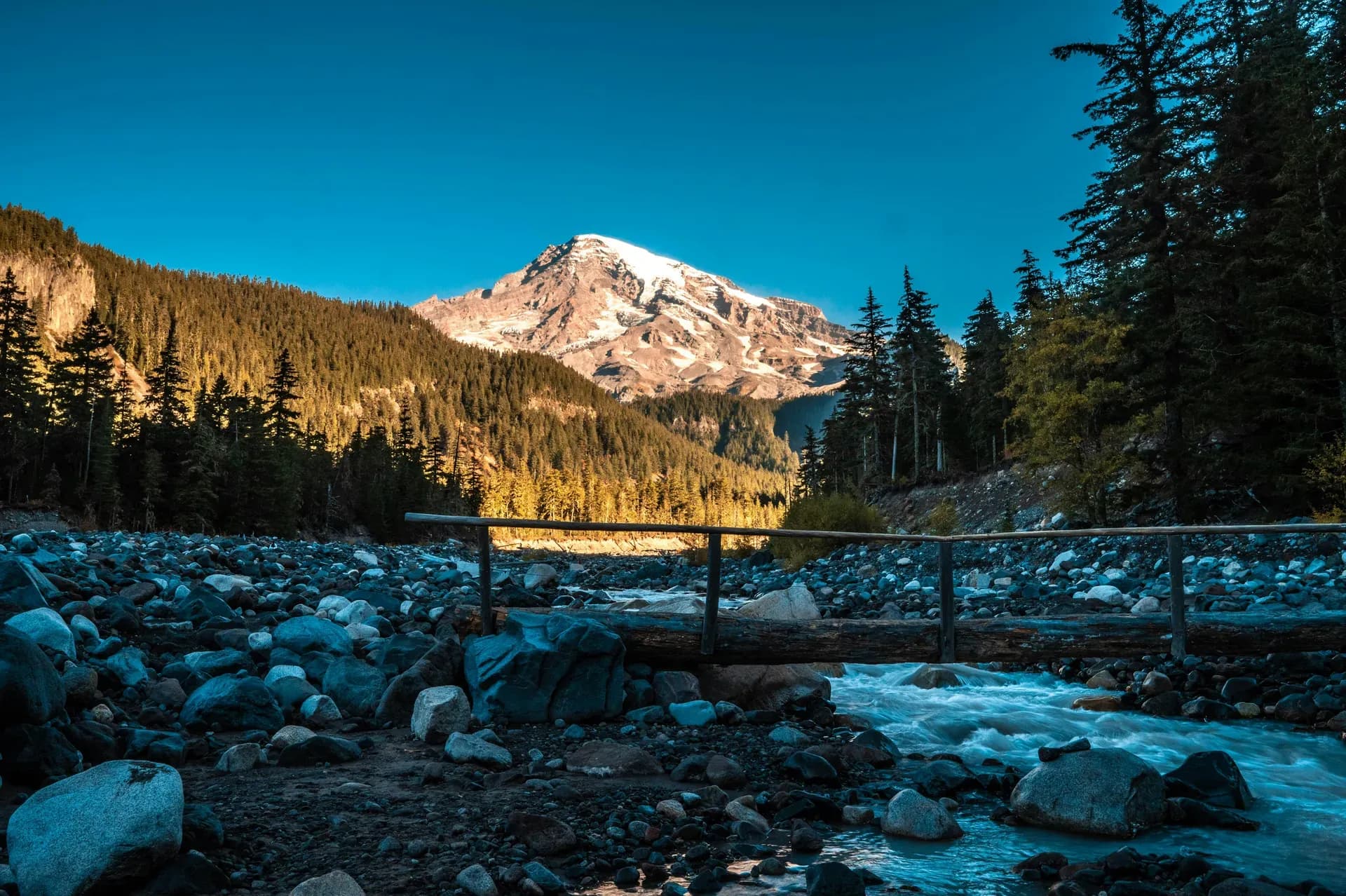 Mount Rainier hinter einem kleinen Fluss