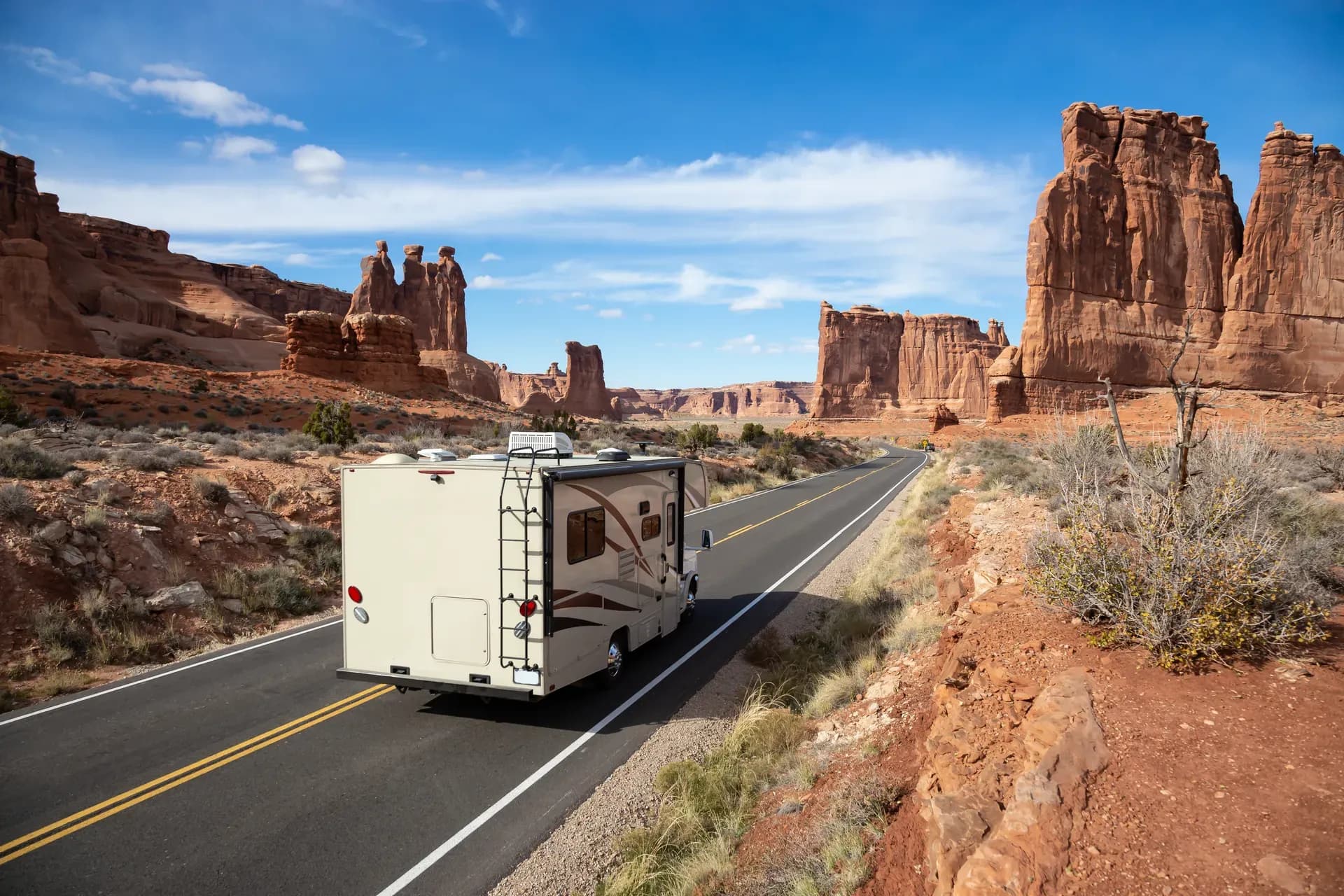 Wohnmobil in Wüste im Westen der USA