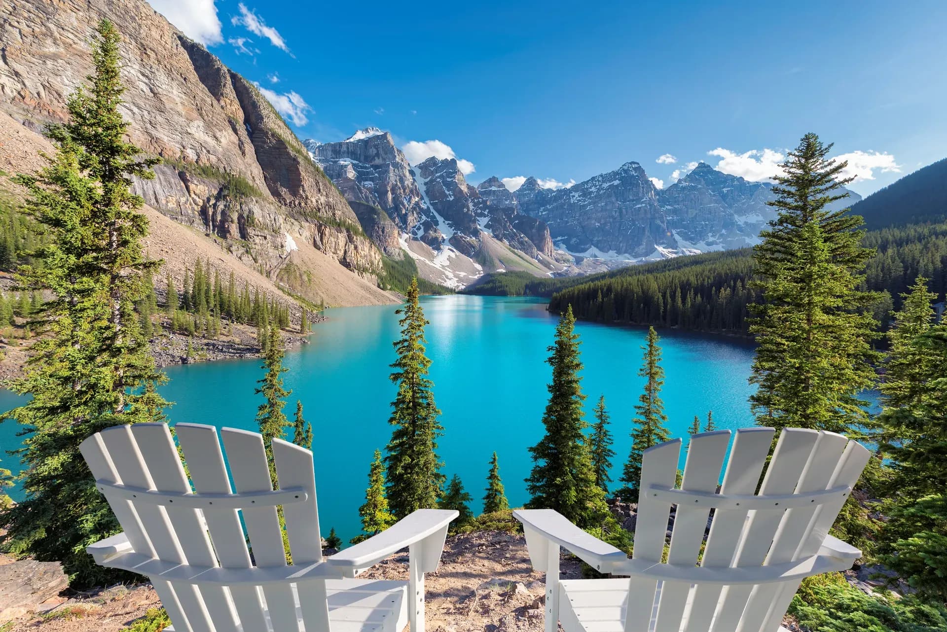 Der Moraine Lake lädt mit seinem türkisblauen Gletscherwasser zum Verweilen ein.