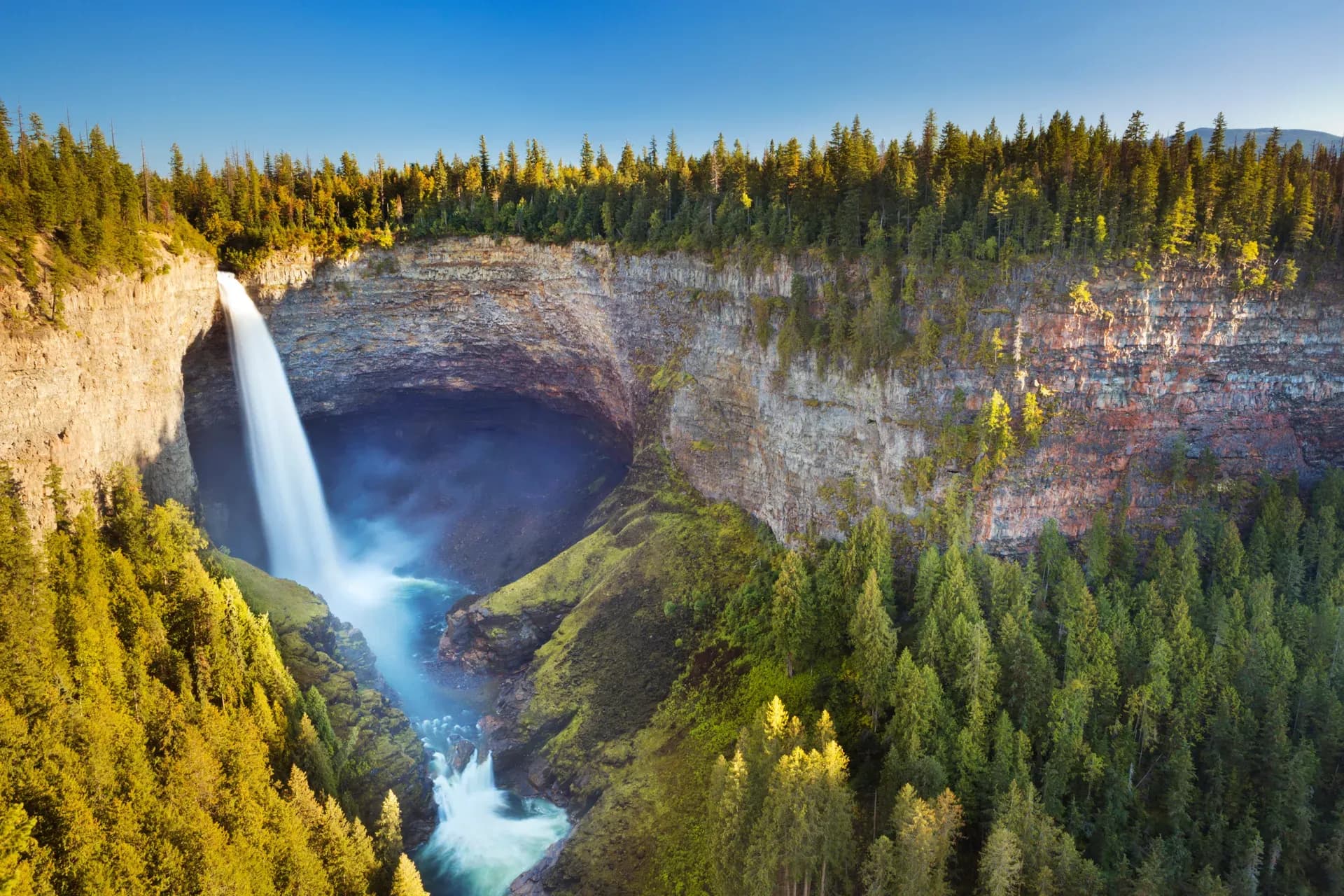 Die Helmcken Falls liegen unweit des Örtchens Clearwater im Wells Gray Provincial Park