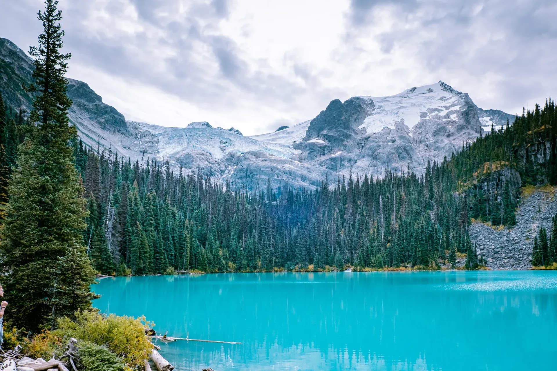 Die Joffre Lakes im gleichnamigen Nationalpark bieten eine wunderschöne Wanderung, die die drei Seen verbindet.