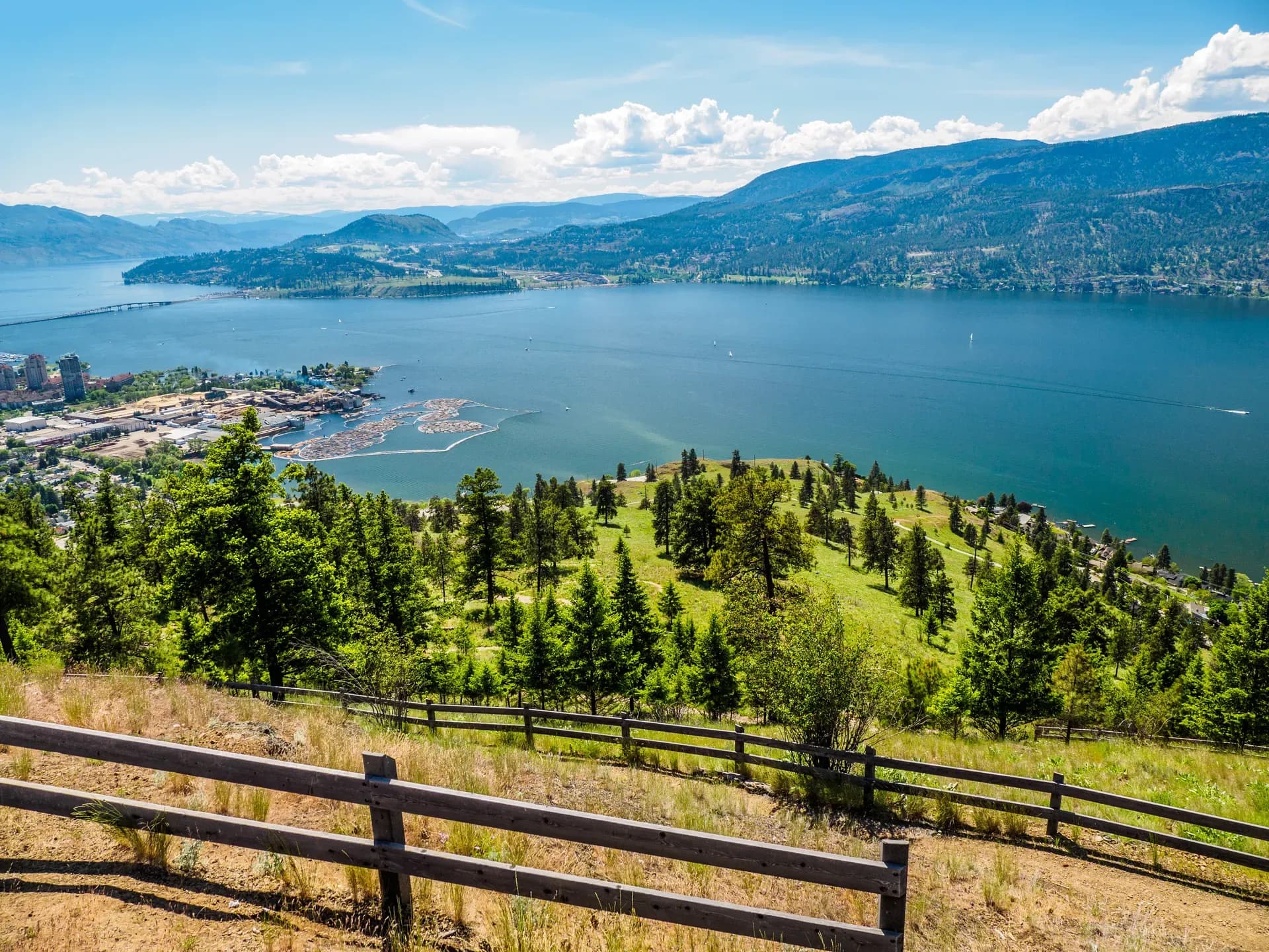 Die Stadt Kelowna liegt malerisch am Okanagan See mit wundervollen Aussichten von den umliegenden Bergen.