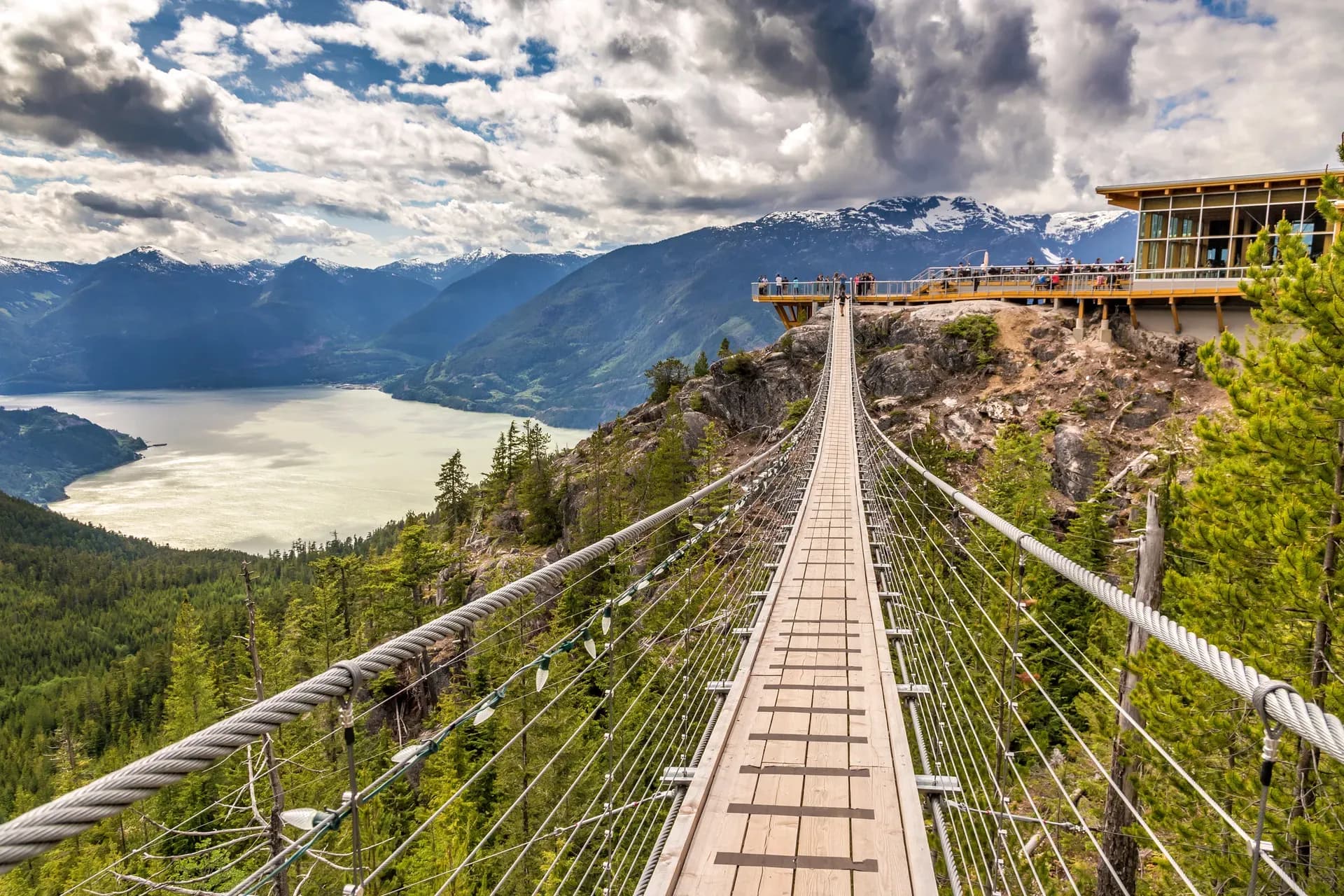 Die Sea to Sky Suspension Bridge liegt oberhalb der gleichnamigen Gondel. Bei guter Sicht kann man bis zum Sky Pilot Mountain blicken.