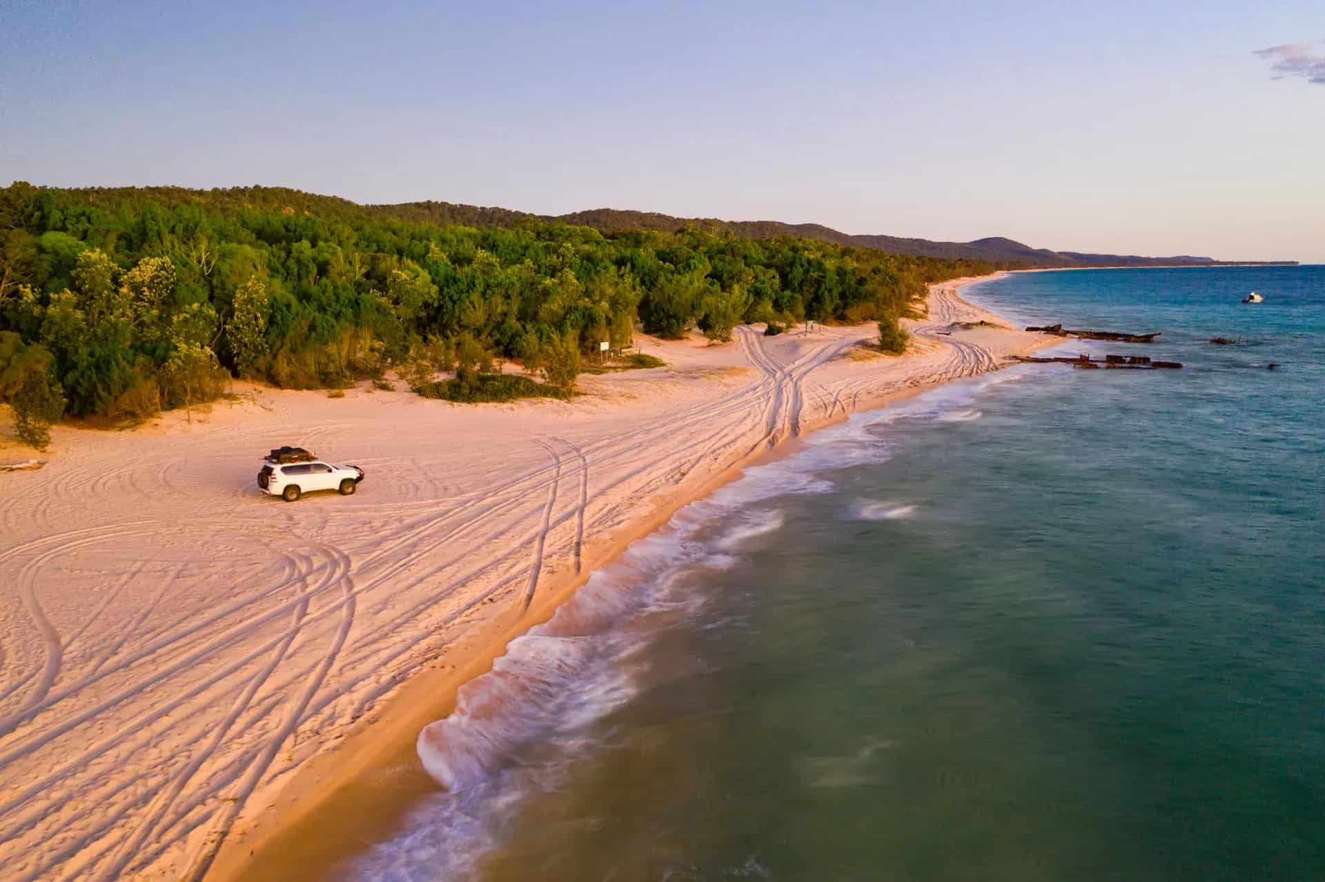 Ein Allrad-Camper an einem verlassenen Strand