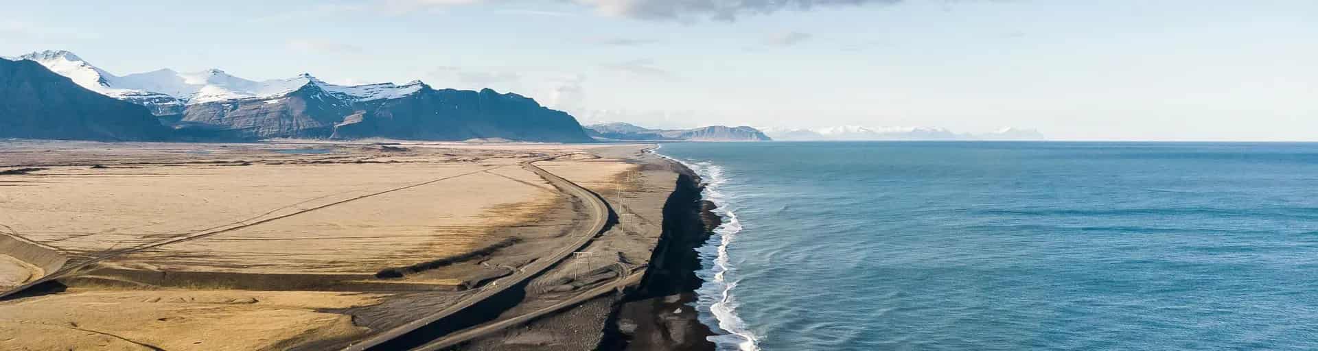 schwarzer Küstenstreifen in Island