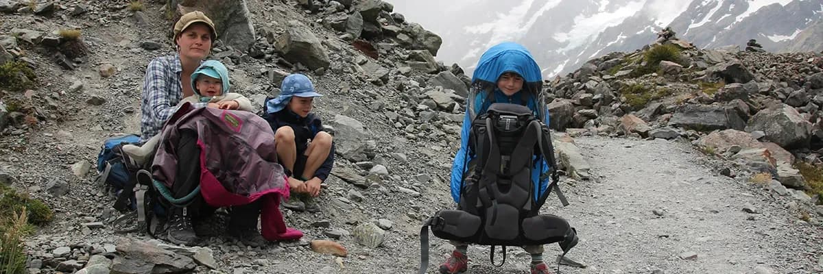 Drei Kinder beim Wandern in Neuseeland