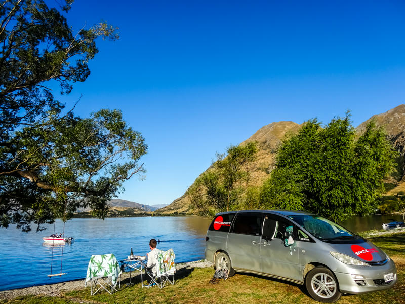 Camper steht an See in Neuseeland