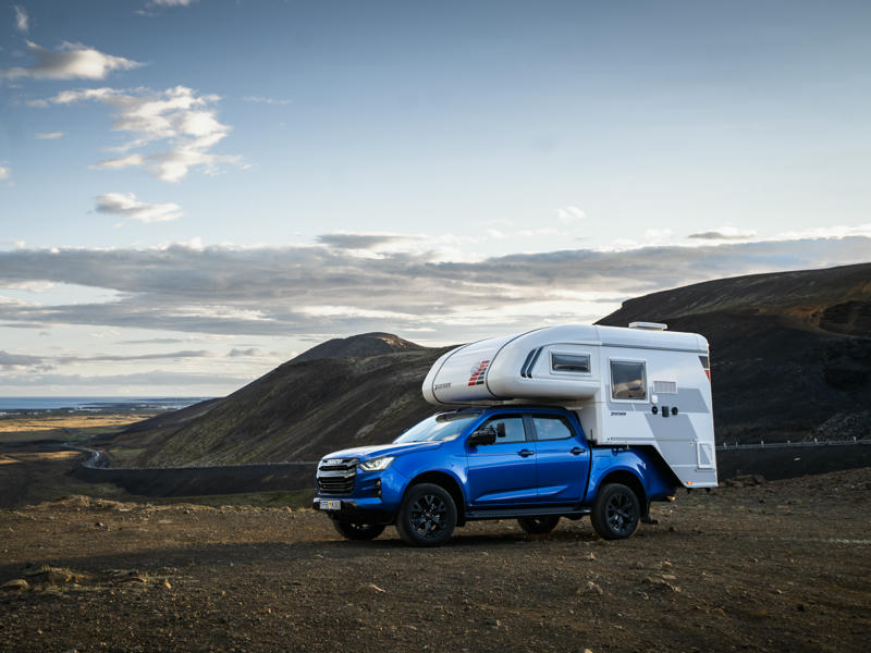 Allrad Camper steht in Island bereit für einen Roadtrip
