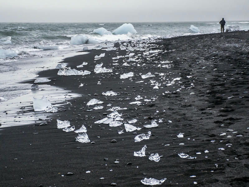 Eisbrocken auf schwarzem Strand