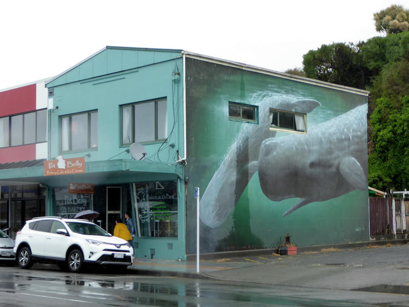 Haus mit Walen an der Fassade
