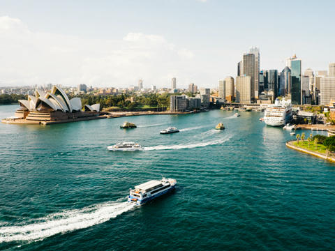 Sydneys Skyline mit dem Opernhaus und der Hafeneinfahrt ein Must See auf der Australien Route von Sydney nach Brisbane
